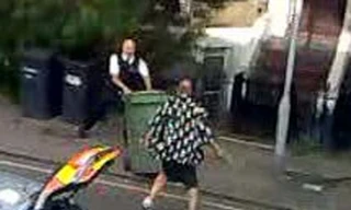 Gã khùng vung dao dọa chém 30 cảnh sát