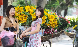 Teen Hà thành 'đọ' dáng cùng hoa
