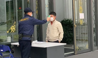 Văn phòng, chung cư cử người túc trực kiểm soát, đo nhiệt độ phòng dịch COVID-19 