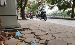 Khẩu trang y tế vứt bừa bãi trên lòng đường, vỉa hè