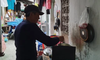 Xóm chạy thận cạnh bệnh viện Bạch Mai được hỗ trợ tiền, cách ly tại chỗ