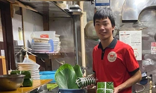 Gói bánh chưng nhớ hương vị Tết quê hương