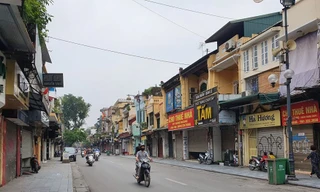 Nhiều cửa hàng kinh doanh nằm tại vị trí vàng ở Hà Nội đã trưng biển cho thuê sang nhượng, thậm chí một số cửa hàng vị trí đắc địa đang được rao bán.