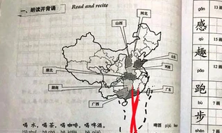 Cuốn giáo trình Đọc sơ cấp 1 “Developing Chinese” bài 7 in hình bản đồ Trung Quốc có "đường lưỡi bò"