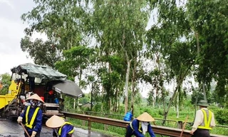 Rải thảm nhựa mặt đường cao tốc Hà Nội - Thái Nguyên giữa trời mưa.