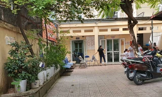 Người dân sống quanh nhà máy Rạng Đông cho rằng bác sĩ chỉ thăm khám sơ sài mang tính hình thức còn giới thiệu lên khám tuyến trên chưa biết miễn phí hay không?