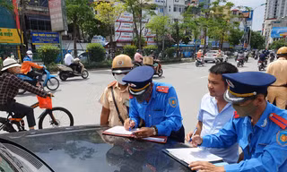 Lực lượng chức năng đã ra quân xử lý nhiều xe taxi che biển số, đón trả khách sai quy định.