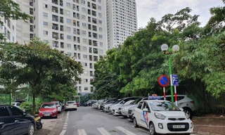 Vỉa hè nhiều khu chung cư, đường phố tại Hà Nội đang bị “xẻ thịt” làm bãi giữ xe máy, xe đạp dưới danh nghĩa "bãi gửi xe tạm".