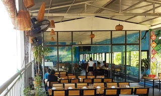 UBND quận Long Biên vừa ra quyết định xử phạt 3 nhà hàng trên sông Hồng (phường Ngọc Thụy) số tiền 60 triệu đồng với hành vi lấn chiếm lòng sông, tăng rủi ro thiên tai mà không có biện pháp khắc phục, xử lý.