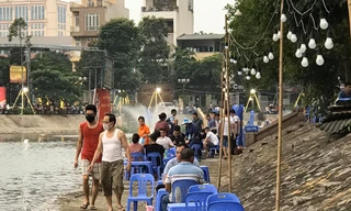 Quán bia bày bàn ghế cho khách ngồi tràn lan trên vỉa hè, vệ hồ.