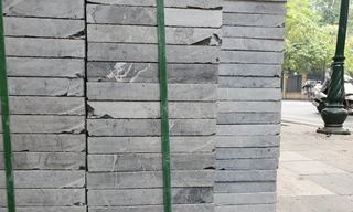 Đá lát vỉa hè đường phố Hà Nội chưa thi công đã xuất hiện những vết nứt, rạn...