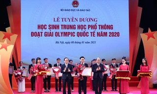 12 học sinh đoạt huy chương Olympic được tặng Huân chương Lao động