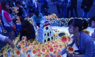 Nồng ấm 'mặt trời' dưới mưa