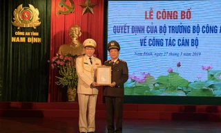 Thứ trưởng Nguyễn Văn Sơn (áo xanh, bên phái) trao quyết định bổ nhiệm cho tân Giám đốc Công an tỉnh Nam Định