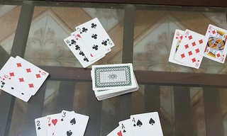 Xã đội trưởng và 5 đối tượng khác bị khởi tố với tội anh đánh bạc - Ảnh minh hoạ