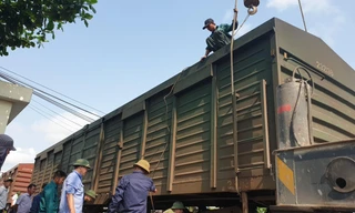 Trục cẩu toa tàu ra khỏi đường sắt - Ảnh: Hoàng Long
