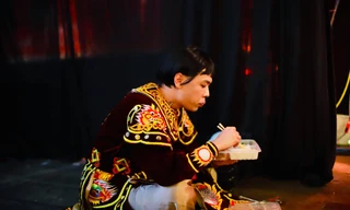 Đây là bức ảnh Trung Ruồi tranh thủ ăn cơm hộp trong đêm thứ hai ghi hình Táo quân 2019. Trung Ruồi tâm sự, trước khi ghi hình anh sốt và đau họng nên chỉ khi diễn xong hai cảnh quan trọng trên sân khấu, anh mới yên tâm ăn một chút trong hậu trường. 