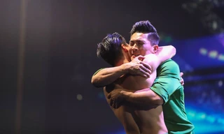 Khoảnh khắc xúc động của hai anh em Quốc Cơ- Quốc Nghiệp tại Chung kết Britain's Got Talent 2018. Ảnh: Ngo Tran Hai An.