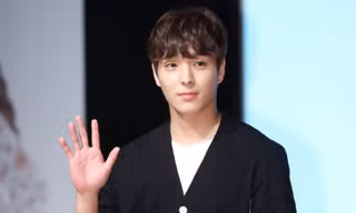 Choi Jong Hoon sinh năm 1990, là trưởng nhóm kiêm thành viên chơi guitar của F.T. Island.