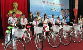 Các em học sinh vùng biển học giỏi vượt khó nhận quà.