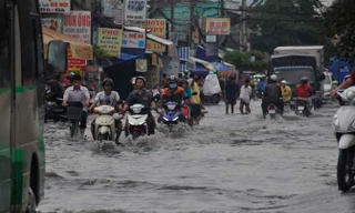 Nhiều tuyến đường ở Sài Gòn biến thành sông sau cơn mưa
