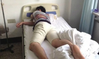 Anh Wang nằm theo dõi tại bệnh viện sau ca phẫu thuật nhầm.