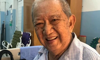 Nghệ sĩ Mạc Can giữ tinh thần lạc quan, vui vẻ dù đang nằm trên giường bệnh.