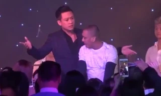 Tuấn Hưng sững sờ trước hành động giật micro của khán giả quá khích.