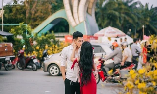 Bạn gái hotgirl và cầu thủ Tiến Linh 'khoá môi' ngọt ngào giữa chợ Tết