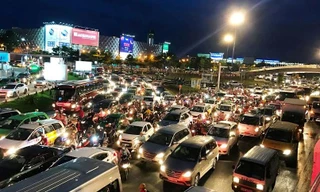 Cửa ngõ Tân Sơn Nhất lại kẹt cứng sau cơn mưa chiều