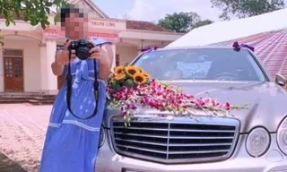 Chiếc xe hoa hiệu Mercedes.