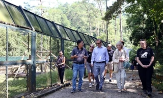 Diễn viên- hiệp sỹ bảo vệ động vật người Anh Virginia McKenna & Đại sứ Anh thăm Trung tâm Cứu hộ Gấu Việt Nam