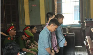 Nhóm ‘ca sỹ kẹo kéo’ giết đồng nghiệp tại phiên tòa sáng nay 4/3. Ảnh: Tân Châu.