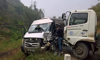 Hai xe đấu đầu nhau, bẹp rúm.