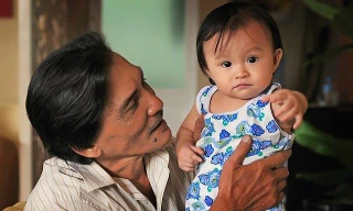Thương Tín bên con gái nhỏ lúc 4 tuổi. 