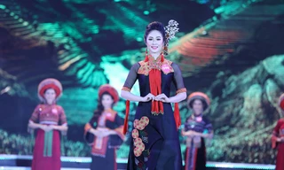 Nghe 'Việt Nam quê hương tôi' đầy da diết tại Chung kết HHVN 2018