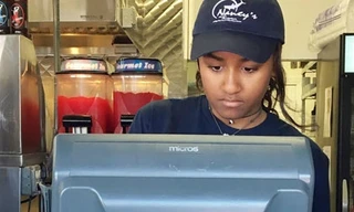 Sasha làm nhân viên trong nhà hàng hải sản trên đảo Martha's Vineyard. Ảnh: Bostonherald.