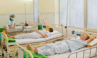 Sau khi ăn bữa tối tại nhà hàng N&M, 45 du khách Lào phải cấp cứu do ngộ độc. 