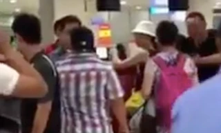 Người đàn ông mặc áo kẻ được cho là nam diễn viên Hiếu Hiền. Ảnh cắt từ clip.