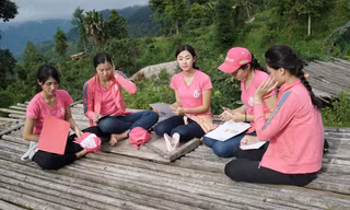 Thí sinh Phạm Ngọc Linh (ngồi giữa) khi cùng nhóm thí sinh HHVN thực hiện dự án nhân ái tại Hà Giang.