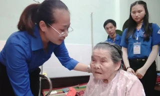 Thăm người có công, mẹ Việt Nam Anh hùng.