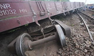 Bánh tàu hàng 2469 trượt khỏi đường ray. Ảnh: Đắc Thành.