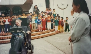 Ông Hawking biểu diễn màn xoay vòng với xe lăn tại làng trẻ em SOS. Ảnh: Nhân vật cung cấp.