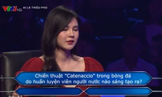 Cần tới sự trợ giúp, BTV Thu Hoài mới vượt qua được câu hỏi liên quan tới lĩnh vực bóng đá.