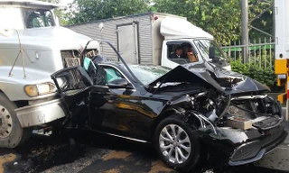 Chiếc ô tô bị tông biến dạng.