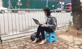 Dân mạng săn tìm nữ phóng viên Hàn xinh đẹp tác nghiệp ở Hà Nội 