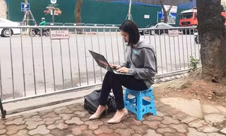 Dân mạng săn tìm nữ phóng viên Hàn xinh đẹp tác nghiệp ở Hà Nội 
