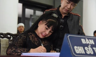 'Em bé Hà Nội' khóc nức nở trong lễ tang NSND Anh Tú