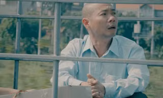 Ảnh chụp màn hình NSƯT Công Lý trong phim "Những cô gái trong thành phố" được MC Thảo Vân chia sẻ trên trang cá nhân.