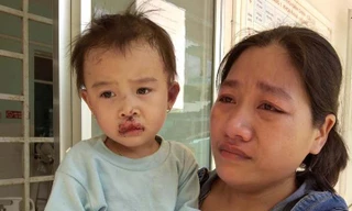 Bé gái thoát chết trong vụ sập nhà. Ảnh H.T